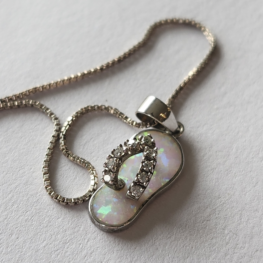 Elegant Silver Pendant Necklace
